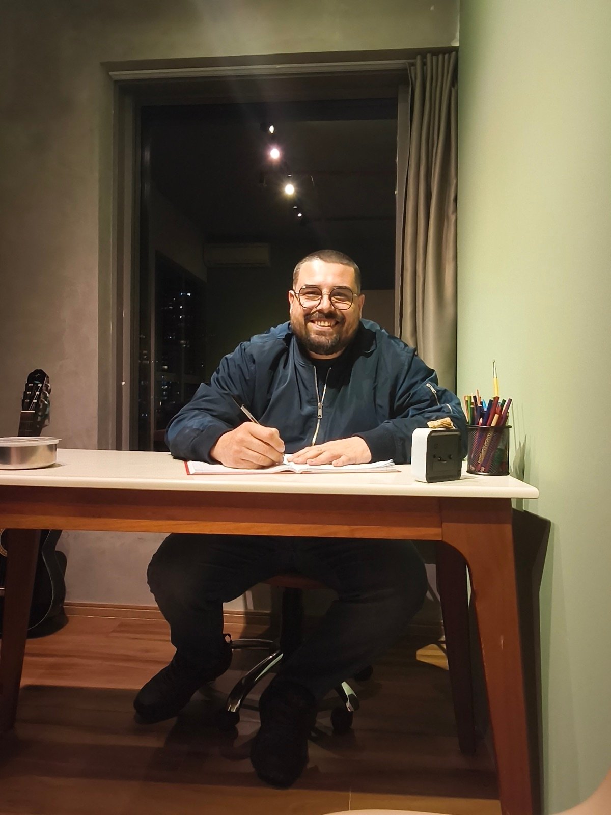 Bruno Zagato sentado à mesa em seu consultório